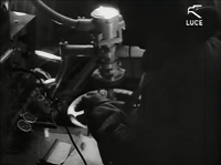 Radiotelegrafista a bordo che utilizza il radiogoniometro. Tratto da filmato Luce.